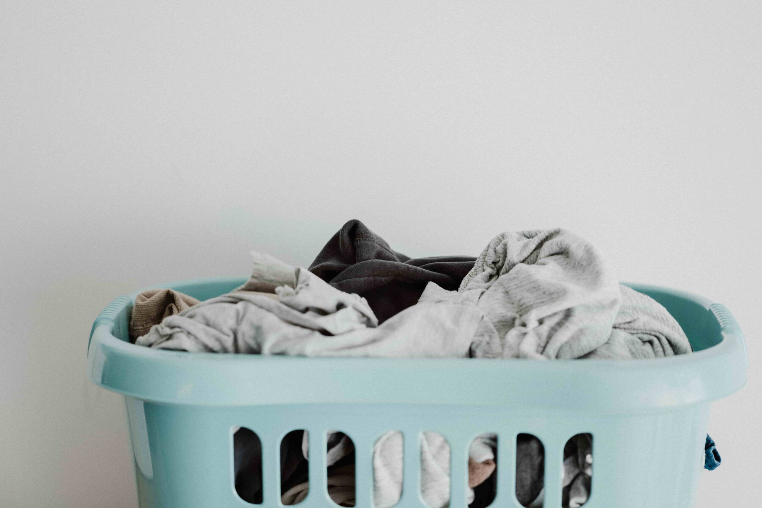 How To Know If It’s Time To Toss Out Your Old Clothes?
